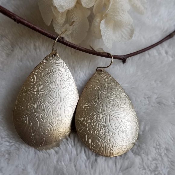 Gold Filigree Teardrop Earrings, LIKE NEW - Picture 3 of 5